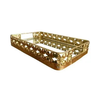 Bandeja Retangular Metal com Alças - Espelho 34cm para Decoração e Organização com Fundo Espelhado e Borda de Flores Bandeja Retangular Metal com Alças - Espelho 34cm com Fundo Espelhado e Borda de Flores Dourado Tok