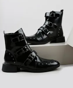 Bota Coturno Feminina Oneself Cano Baixo Salto Baixo em Verniz com Fivelas e Tachas Preta 34