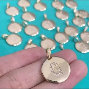 Pingente Medalha Letra Inicial Cravejada Banhado A Ouro
