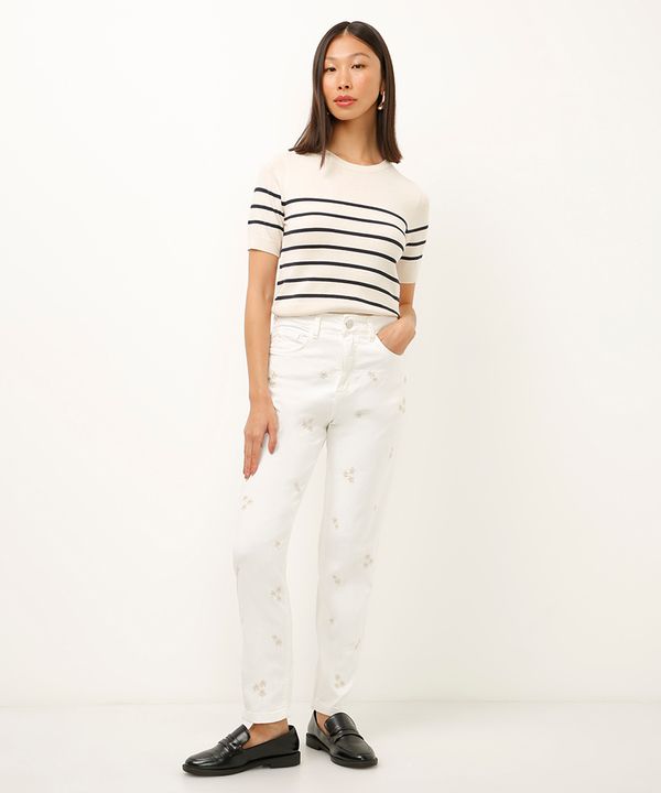 calça mom de sarja com bordado floral off white 46