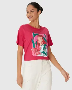 Camiseta Feminina Estampa Ilustrativa Garota Com Flor Em Algodão Rosa - GG