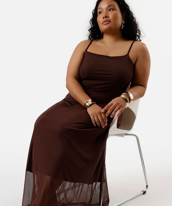 vestido longo feminino de tule alça fina franzido plus size marrom GG1