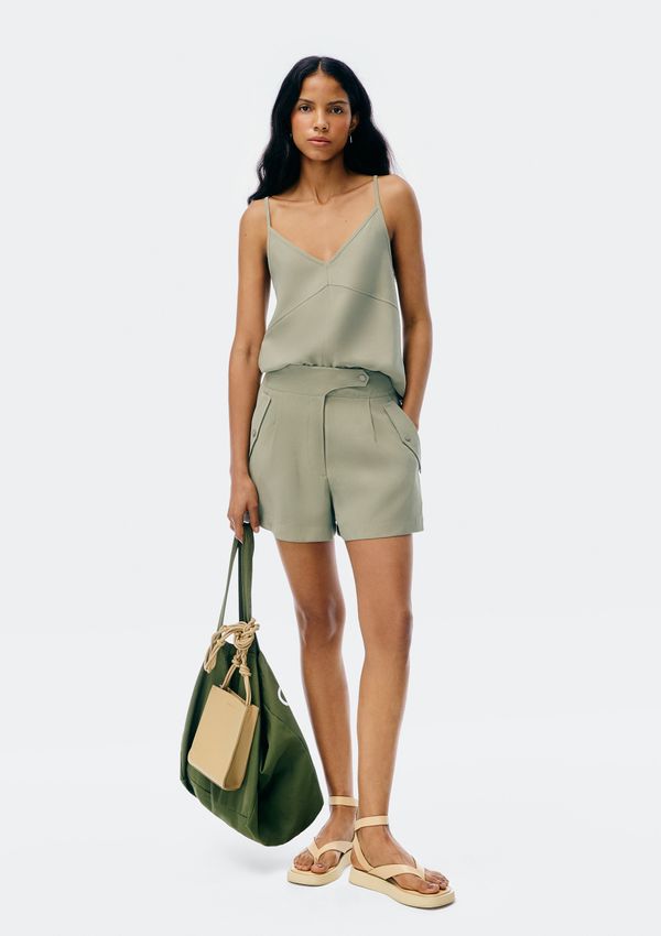 Shorts Feminino Com Pregas Em Alfaiataria - Verde 040