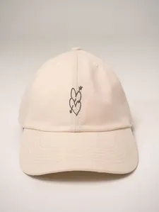 Boné dad hat corações e flecha Natural