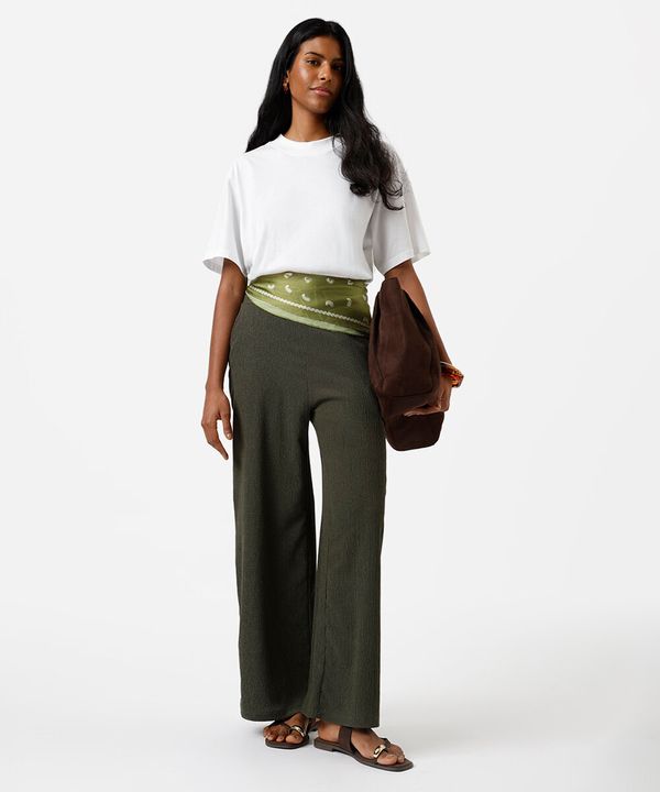 calça reta básica feminina cós elástico texturizada verde M