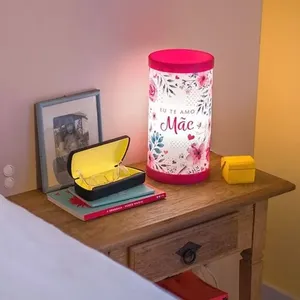Luminária de Mesa Hug - Eu Te Amo Mãe Tpc com Iluminação para Leitura e Trabalho e Design Sofisticado Luminária de Mesa Hug - Eu Te Amo Mãe Tpc com Tamanho Compacto e Design Sofisticado para Diversos