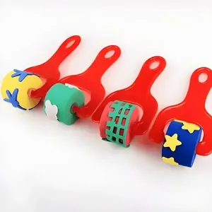 Kit Rolo de Pintura Escolar Yins Brasil YP8869 com Formas Divertidas em Plástico e Espuma 4 Peças Vermelho Kit Rolo de Pintura Escolar Yins Brasil YP8869 com 4 Rolos em Plástico e Espuma Vermelho