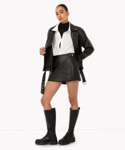 short saia de poliuretano com transpasse cintura alta com fivela preto 42