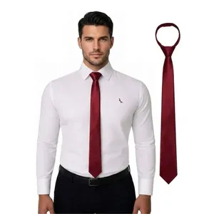 Gravata Slim Masculina Social Lelo Slim Lisa em Poliéster 5cm a 6cm 145cm Vermelho Gravata Slim Masculina Social Lelo Slim Lisa Poliéster Vermelho 5cm a 6cm
