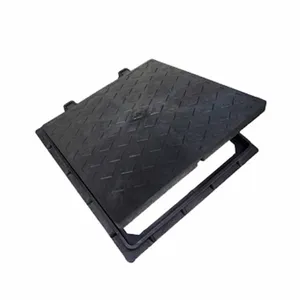 Tampão Articulado Polipropileno com Aro Preto Odem Tampão Articulado com Aro Preto 40x40cm Odem