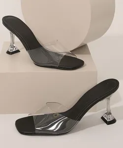 Tamanco Feminino de Vinil Salto Médio Oneself Transparente 36