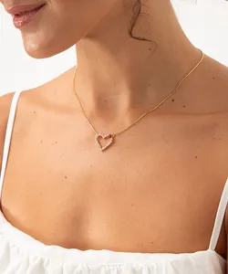 colar com pingente de coração e strass dourado Único