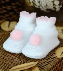 Sapatinho para Bebê Pompom e Detalhe Tam. RN Branco -