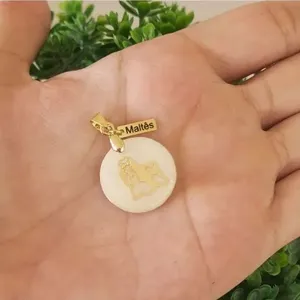 Pingente Resina Branca Cachorro Raça Maltês Banho De Ouro