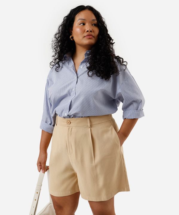short feminino de alfaiataria com pregas plus size bege 54
