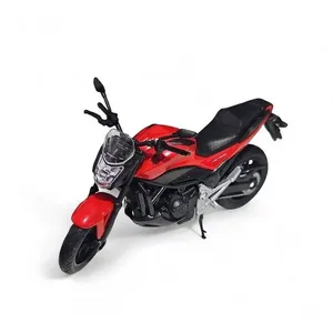 Miniatura de Moto Honda NC 750X com Detalhes Realistas, Rodas de Borracha e Guidão Móvel Prata Californ Toys Miniatura de Moto Honda NC 750X Escala 1:18 com Detalhes Realistas Prata Californ Toys
