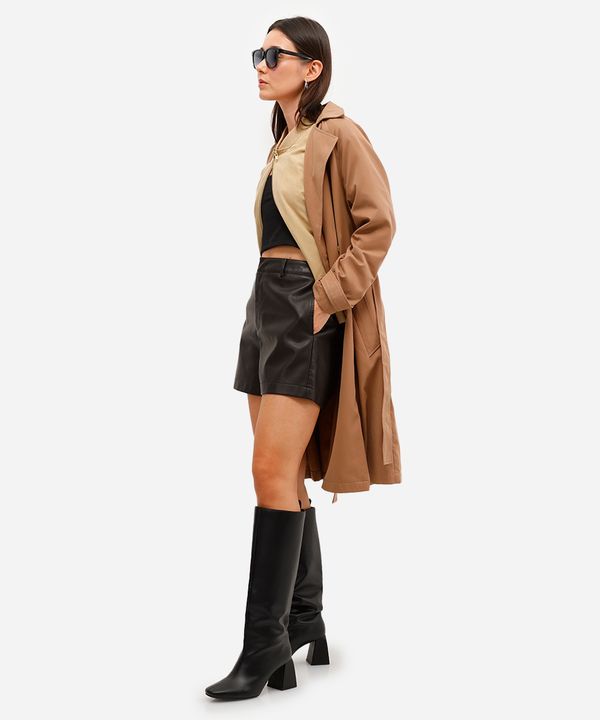 short feminino de poliuretano com bolsos marrom 40