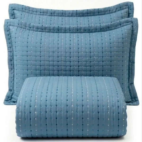 Kit Cobre Leito Flick Matelado Bordado Queen 3 Peças 100% Poliéster Matelassê Azul Lilly Home Enxovais Kit Cobre Leito Flick Matelado Bordado Queen 3 Peças Percal Azul Lilly Home Enxovais