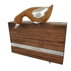 Estátua Decorativa Pato Tipo Pedra com Detalhes Dourado em Poliresina para Ambientes Internos Demelo Estátua Decorativa Pato Tipo Pedra com Detalhes Dourado em Poliresina Demelo