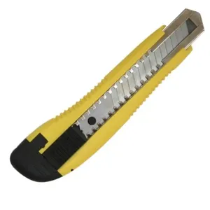 Estilete Patroll 508 6 com 3 Lâminas Extras Corpo Injetado e Estrutura de Metal Stamaco Estilete Patroll 508 6 com Lâmina em Aço Temperado e Trava de Segurança Stamaco