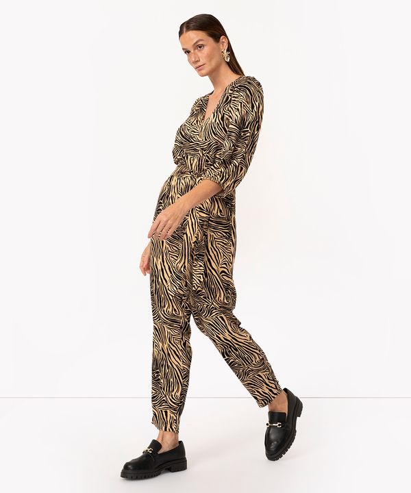 macacão de viscose decote v animal print bege claro PP
