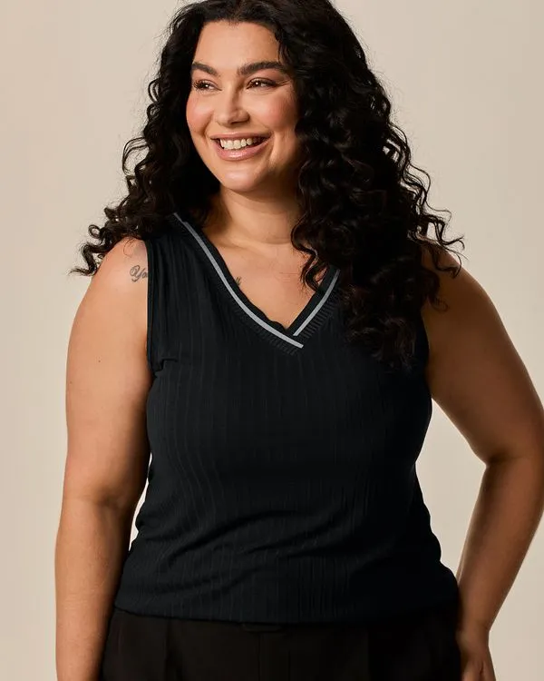 Regata Feminina Plus Size Decote V Retilínea Em Malha Viscose Canelada Preto - G4