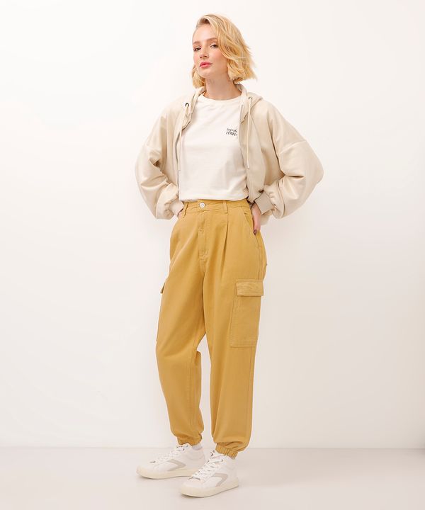 calça jogger de sarja cintura alta com pregas e bolsos bege 34