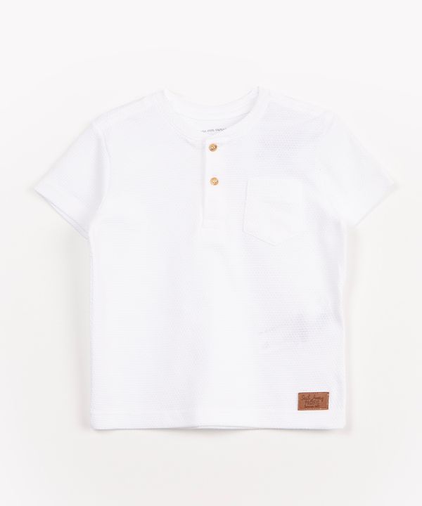 camiseta infantil texturizada manga curta com bolso off white 3
