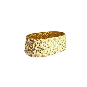 Cachepot Centro de Mesa Metal Estrelas Relevo 37cm Decorativo Oval Branco Dourado Tok da Casa Cachepot Centro de Mesa Metal Estrelas Relevo 37cm Branco Dourado Decorativo Tok da Casa