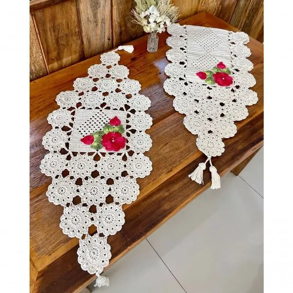 Caminho de Mesa Bordado Crochê em Algodão com Flores Artesanal 1M X 45CM Vermelho Caminho de Mesa Crochê Algodão Bordado Flores 1M X 45CM Vermelho