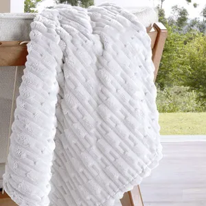 Manta KazzaVip Queen Microfibra 100% Poliéster Flannel Relevo Efeito Jacquard 260g/m2 Off White