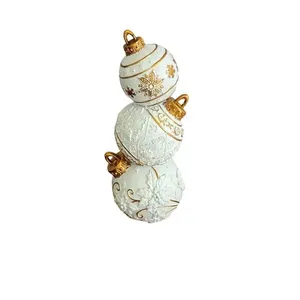 Enfeite de Natal Trio Bolas Natal Empilhadas Poliresina para Decoração com Alto Relevo Branca Dourado Tok da Casa Enfeite de Natal Trio Bolas Natal Empilhadas Poliresina Alto Relevo Branca Dourado Tok da Casa