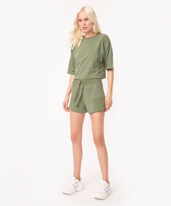 short básico de malha com recortes cintura alta - verde mate PP