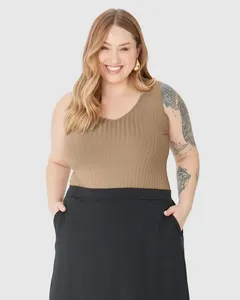 Regata Básica Feminina Plus Size Decote V Em Canelado De Viscose Marrom - G1