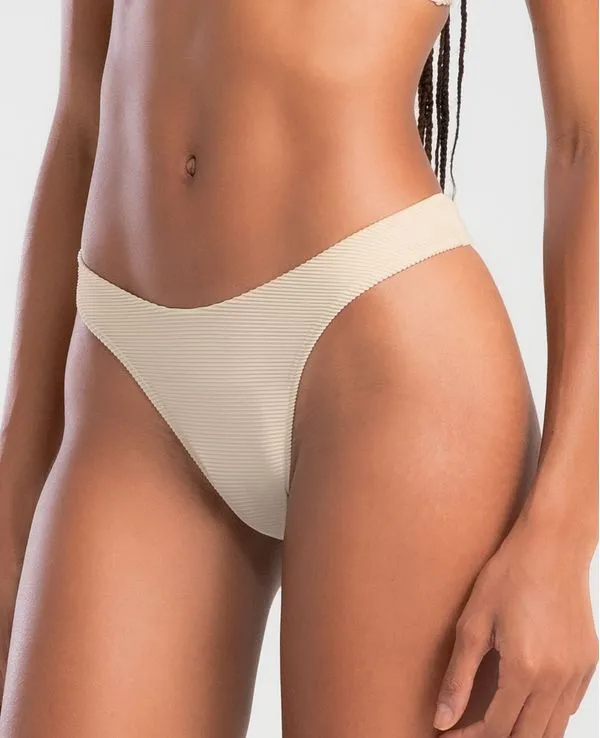 BIQUÍNI CALCINHA ASA DELTA TEXTURA OFF WHITE GG