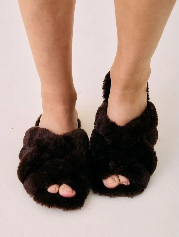 Pantufa Tiras Entrelaçadas Em Plush Marrom Matte NO37