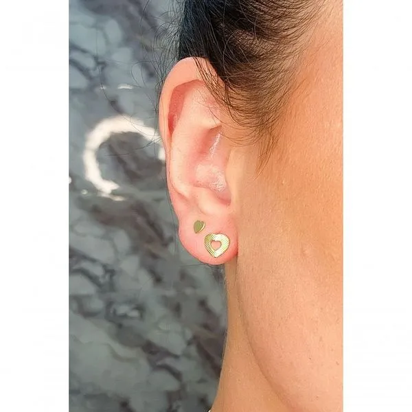 Brinco Floratta Joias Duo Coração Pequeno e Pingente Vazado Trabalhado Banhado em Ouro 18K 0,4CM e 0,7CM Dourado Brinco Floratta Joias Duo Coração Pequeno e Pingente Vazado Trabalhado Banhado em Ouro 18K Dourado
