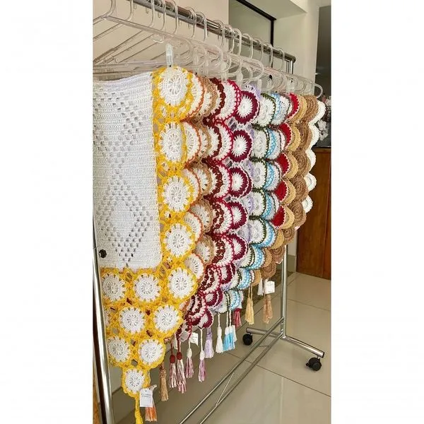 Caminho de Mesa Crochê Polipropileno 1,50M X 38CM Branco com Detalhe Laranja Caminho de Mesa Crochê Polipropileno 1,50M X 38CM Branco Laranja