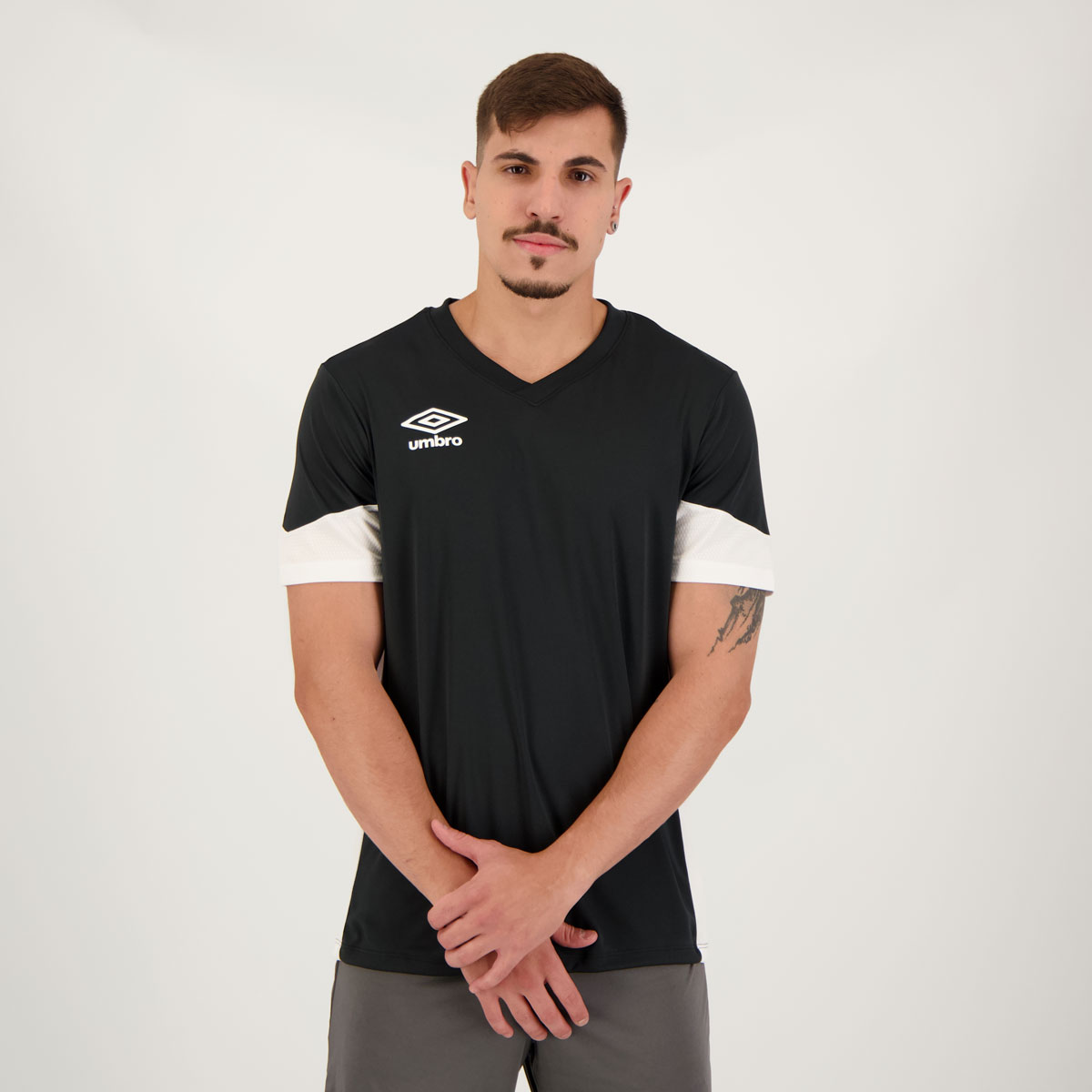 Camisa Umbro Core Preta e Branca