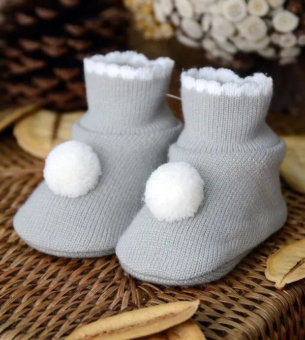 Sapatinho para Bebê Pompom e Detalhe Tam. RN Cinza -