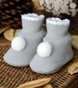 Sapatinho para Bebê Pompom e Detalhe Tam. RN Cinza -