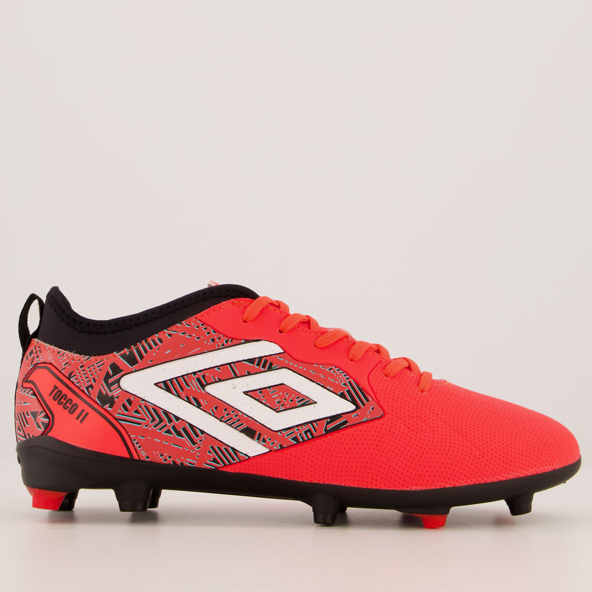 Chuteira Umbro Tocco II Club Campo Coral e Preta