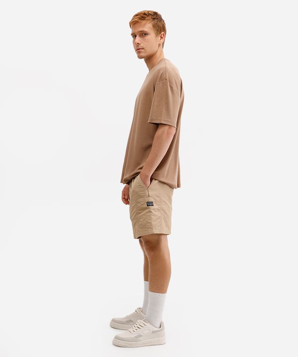 short cargo texturizado com cordão bege GG