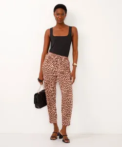 calça carrot animal print de viscose marrom 44
