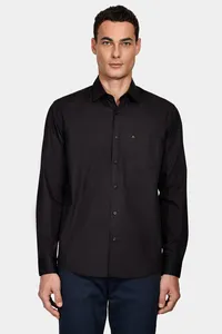 Camisa Regular em Tricoline Liso Com Bolso Preto - P