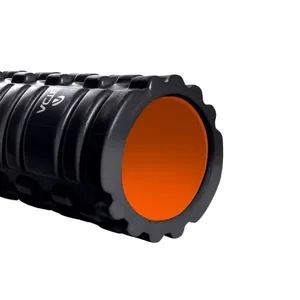 Rolo de Liberação Miofascial T141 para Alívio de Tensões Musculares com Superfície Rígida Texturizada preto-laranja Acte Rolo de Liberação Miofascial T141 33CM para Recuperação Muscular com Textura Rígida preto-laranja