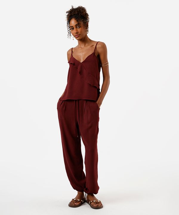 calça jogger feminina com pregas texturizada vinho M