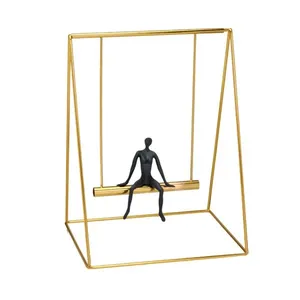 Escultura Homem No Balanço Metal Resina Dourado E Preto 36x26,5x22cm 222614 - Mabruk Presentes