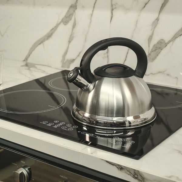 Chaleira Em Inox Com Apito E Fundo Duplo à Indução Prata