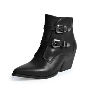 Bota Cano Curto de Couro com Fivelas Preta 35